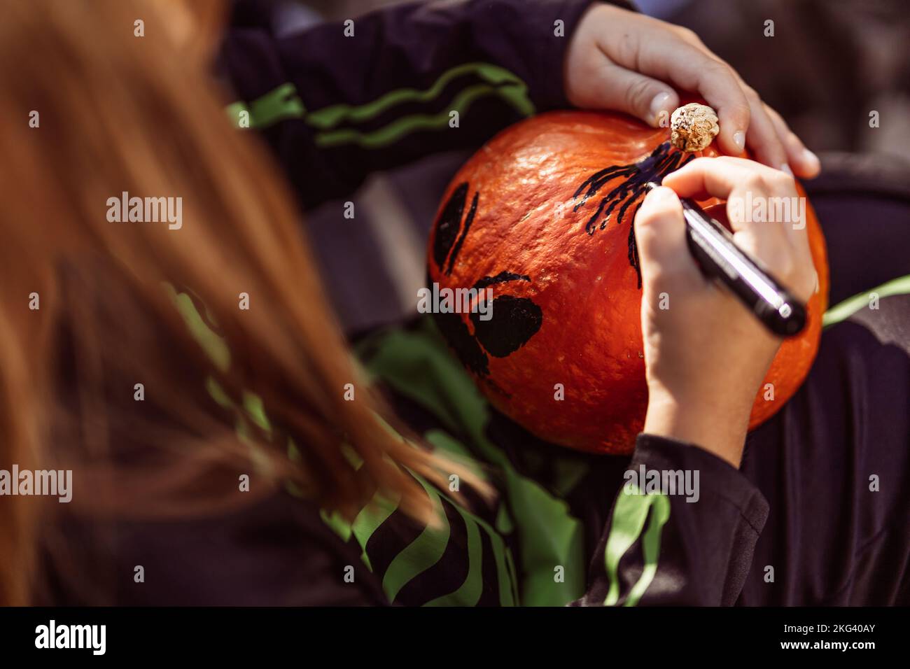 Kinder feiern eine Halloween-Kostümparty im Garten Stockfoto