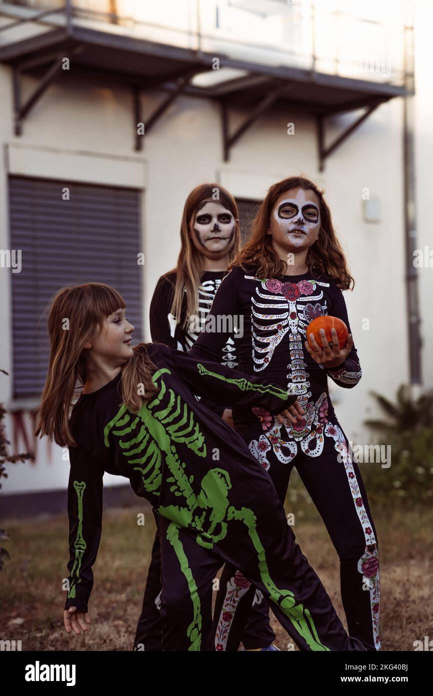 Kinder feiern eine Halloween-Kostümparty im Garten Stockfoto