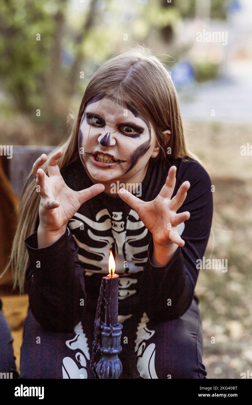 Kinder feiern eine Halloween-Kostümparty im Garten Stockfoto