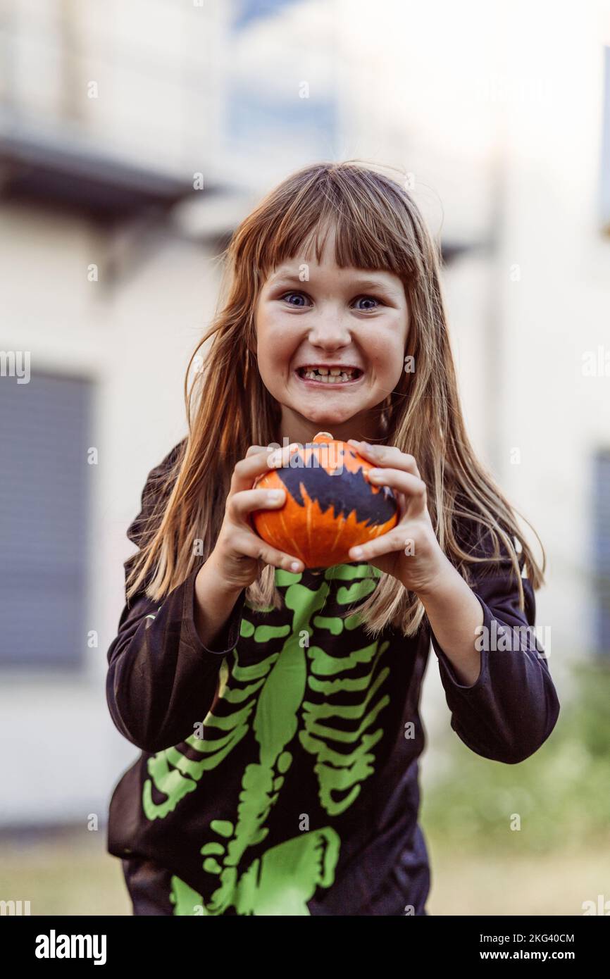 Kinder feiern eine Halloween-Kostümparty im Garten Stockfoto