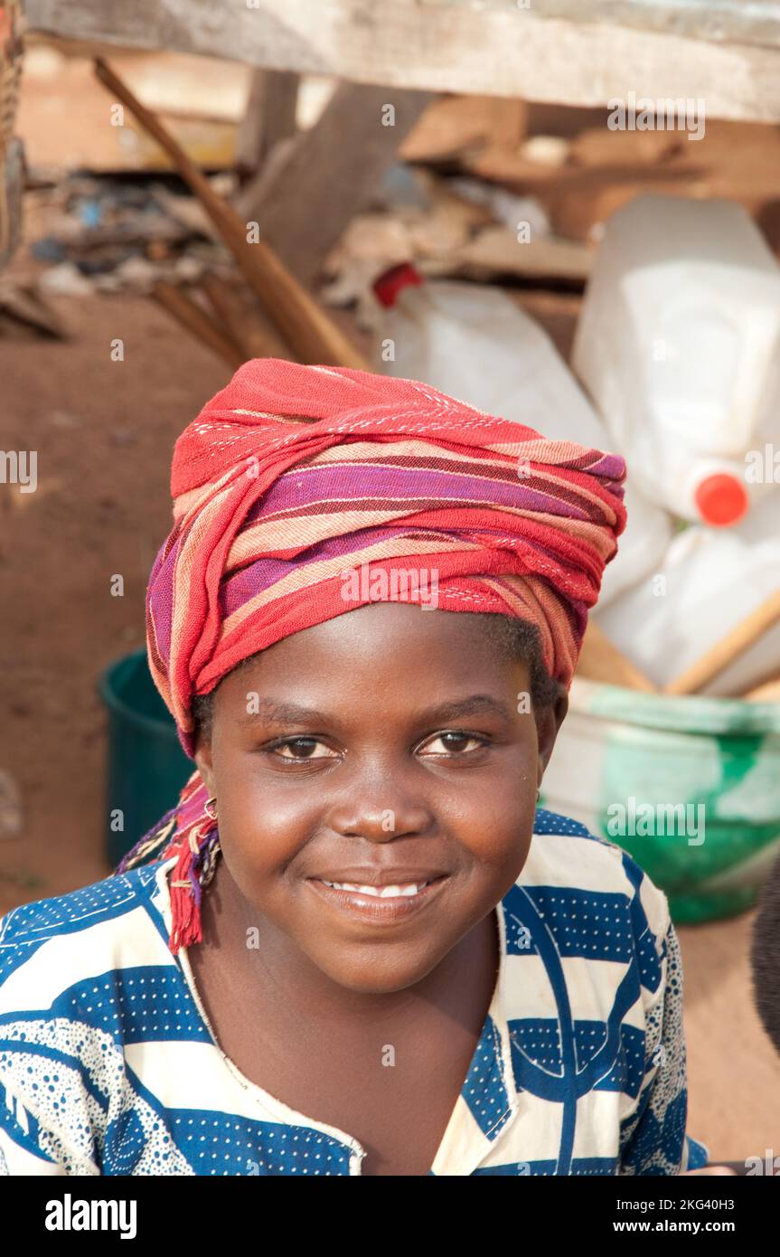 Attraktive junge Frau mit auffälligem Kopfkleid, ländliche Atacora, Benin Stockfoto