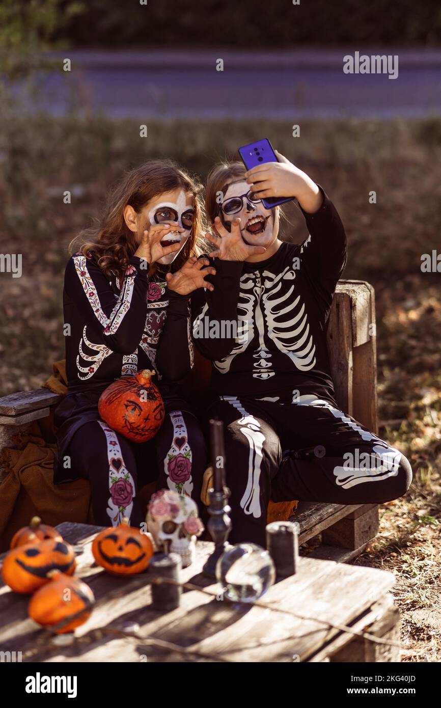 Kinder feiern eine Halloween-Kostümparty im Garten Stockfoto