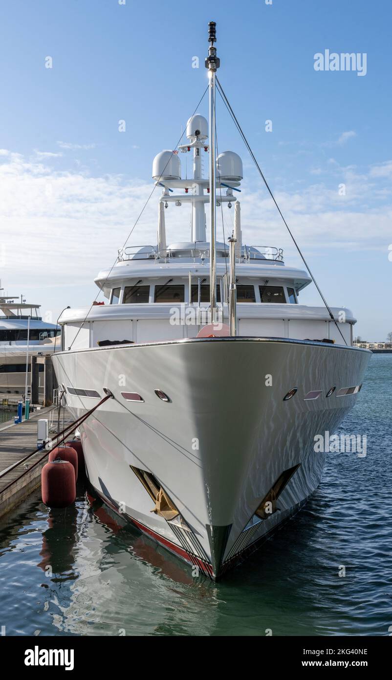 Sea Huntress Luxury Motor Yacht, festgemacht in Gunwharf Quays Marina, Portsmouth Harbour, Portsmouth, Hampshire, England, VEREINIGTES KÖNIGREICH Stockfoto