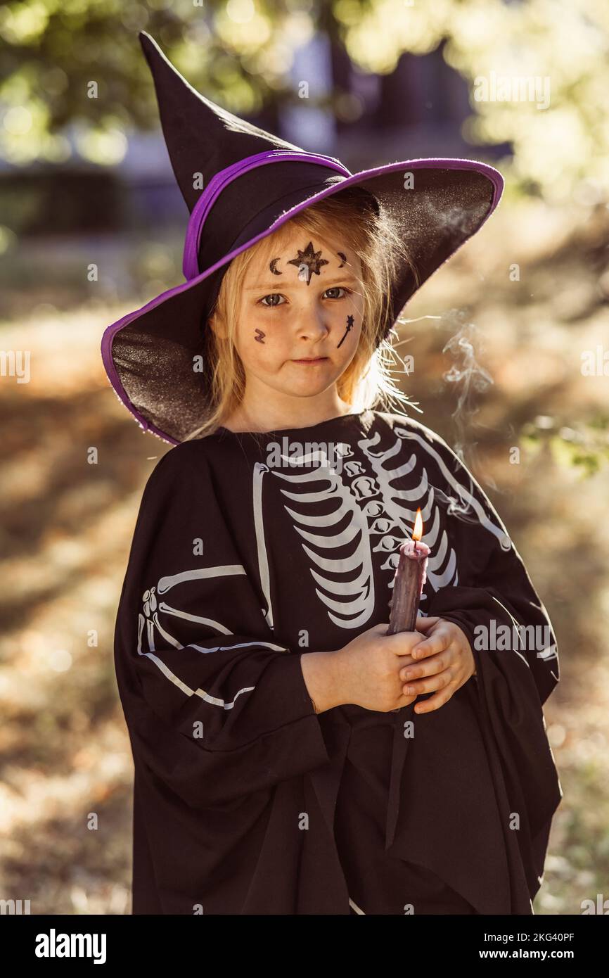 Kinder feiern eine Halloween-Kostümparty im Garten Stockfoto