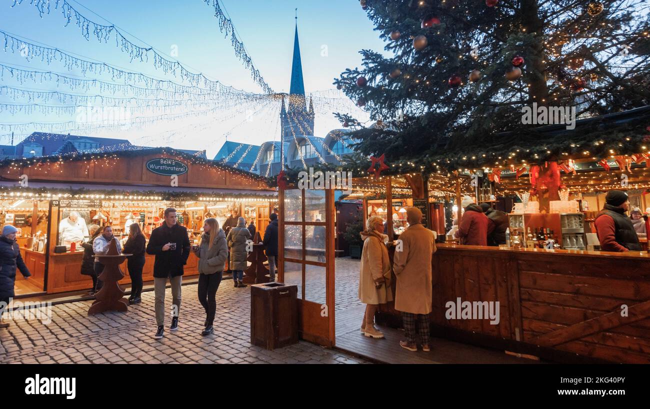 21. November 2022, Schleswig-Holstein, Lübeck: Mit farbenfroher Beleuchtung startet der Lübecker Weihnachtsmarkt am Montag in die Saison. Foto: Markus Scholz/dpa Stockfoto