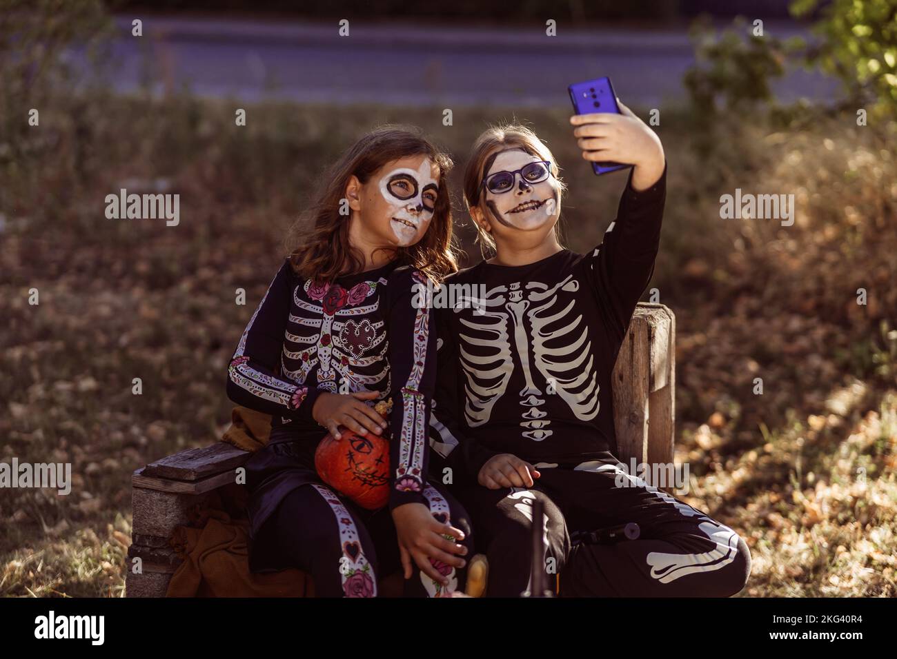 Kinder feiern eine Halloween-Kostümparty im Garten Stockfoto