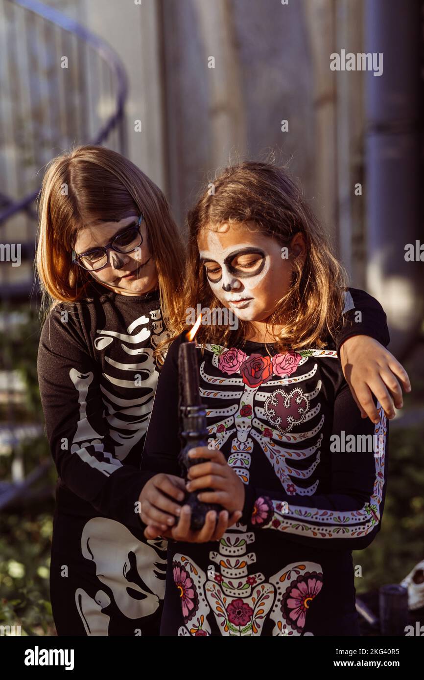 Kinder feiern eine Halloween-Kostümparty im Garten Stockfoto