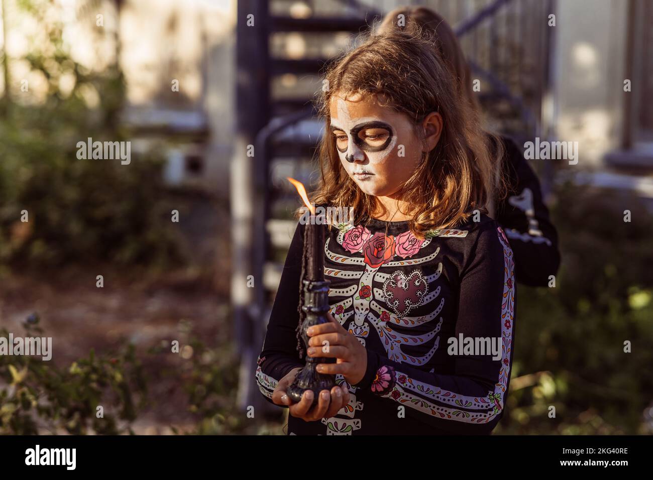 Kinder feiern eine Halloween-Kostümparty im Garten Stockfoto