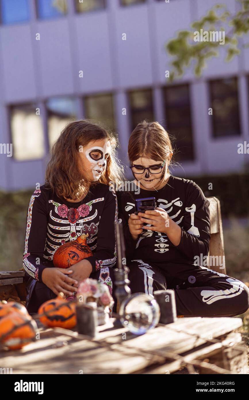 Kinder feiern eine Halloween-Kostümparty im Garten Stockfoto