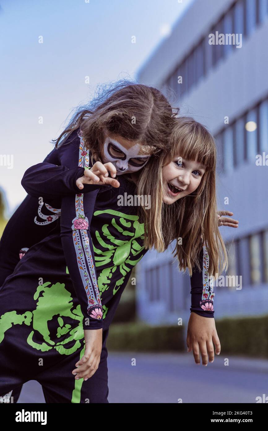 Kinder feiern eine Halloween-Kostümparty im Garten Stockfoto