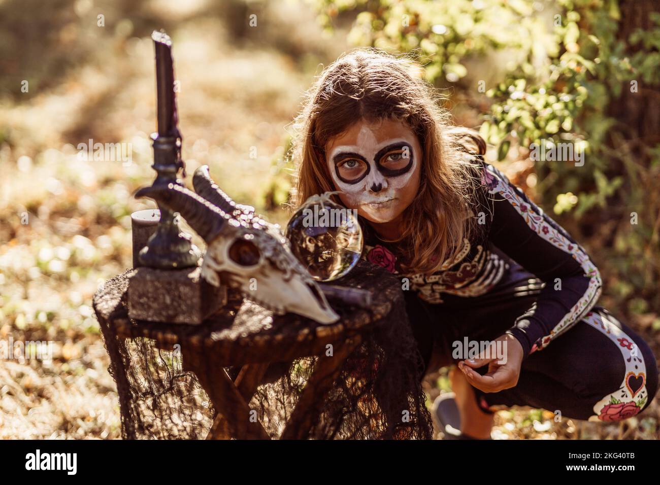 Kinder feiern eine Halloween-Kostümparty im Garten Stockfoto