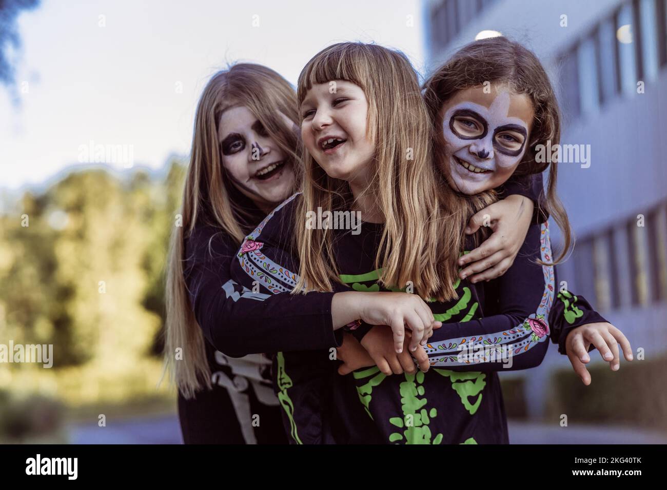 Kinder feiern eine Halloween-Kostümparty im Garten Stockfoto