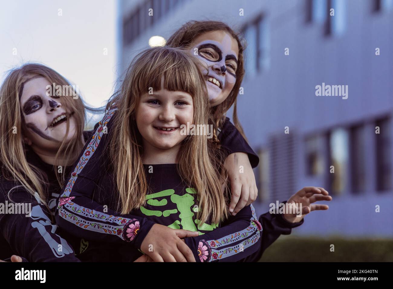 Kinder feiern eine Halloween-Kostümparty im Garten Stockfoto