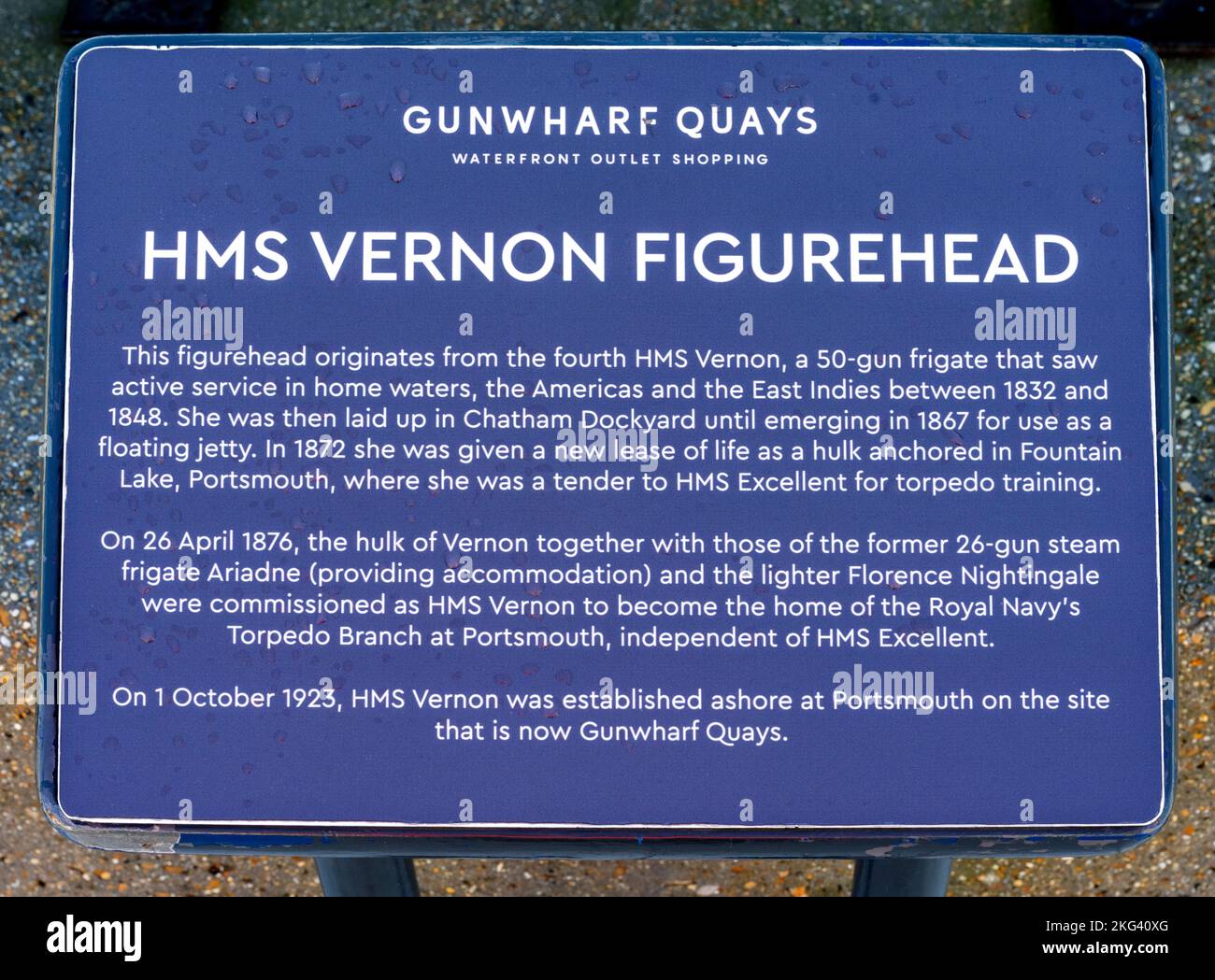 Informationstafel über HMS Vernon Figurehead, Gunwharf Quays, Portsmouth, Hampshire, England, VEREINIGTES KÖNIGREICH Stockfoto