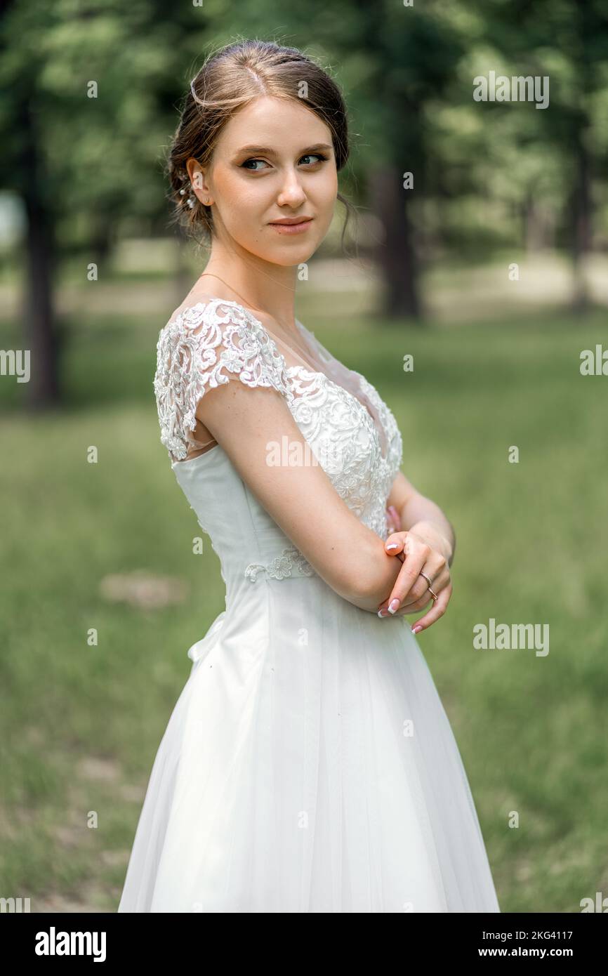 Die Braut blickt über ihre Schulter Stockfoto
