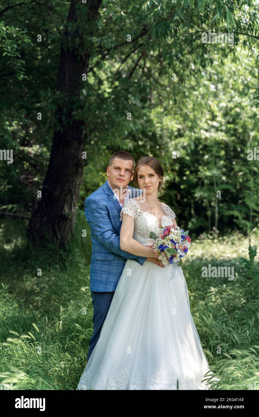 Die Braut umarmt den Bräutigam lowe Stockfoto