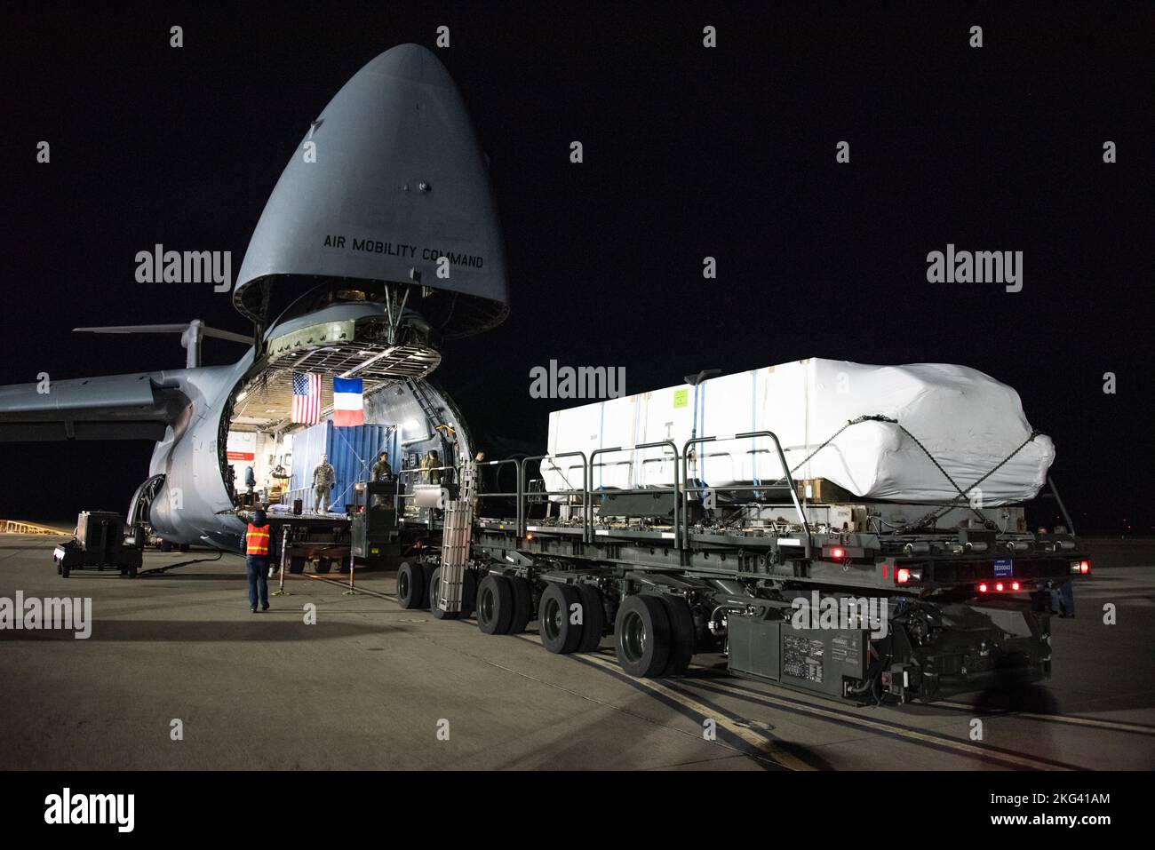 Der SWOT-Satellit traf am 16. Oktober 2022 auf der Vandenberg Space Force Base ein, um sich auf den Start einer SpaceX Falcon 9 vorzubereiten. Sie wird Wasser in Seen, Flüssen, Stauseen und Ozeanen der Erde beobachten und messen. Stockfoto