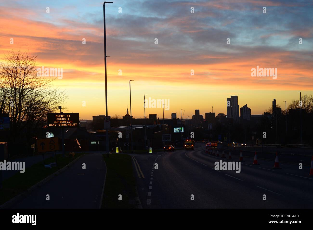 Event digitale Plakatwand Zeichen für leeds Arena und Skyline bei Sonnenuntergang yorkshire vereinigtes Königreich Stockfoto