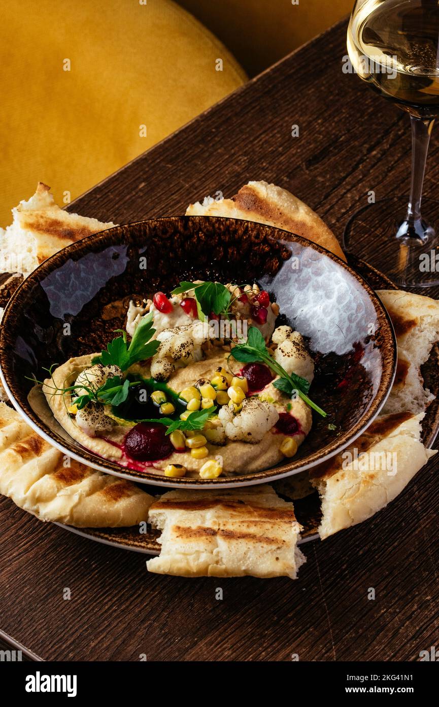 Hummus mit Butter, Kräutern und Pitta Stockfoto