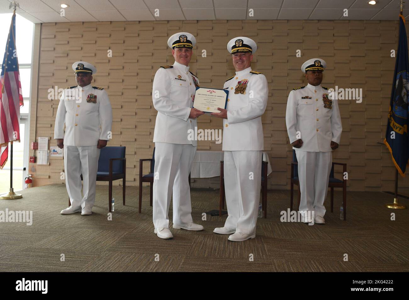 221028-N-DB801-0068 MAYPORT, Florida – (Okt 28, 2022) – Capt. Peter Ehlers, zweiter von links, erhält die Auszeichnung Legion of Merit, die von Rear ADM verliehen wird. Doug Sasse, Reservevizeskommandant der US 4.-Flotte, nachdem er von Capt. Meger Chappell als commodore der Destroyer Squadron 40 bei einer Befehlswechselzeremonie auf der Naval Station Mayport, Florida, am 28. Oktober 2022 abgelöst wurde. Stockfoto