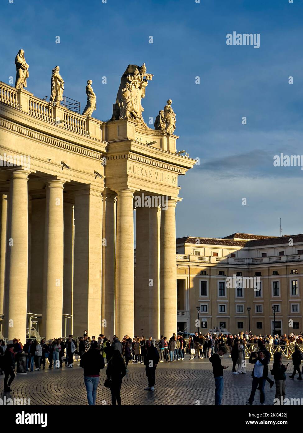 Rom Latium Italien. Touristen, die Schlange stehen, um den Petersdom auf dem Petersplatz zu betreten Stockfoto