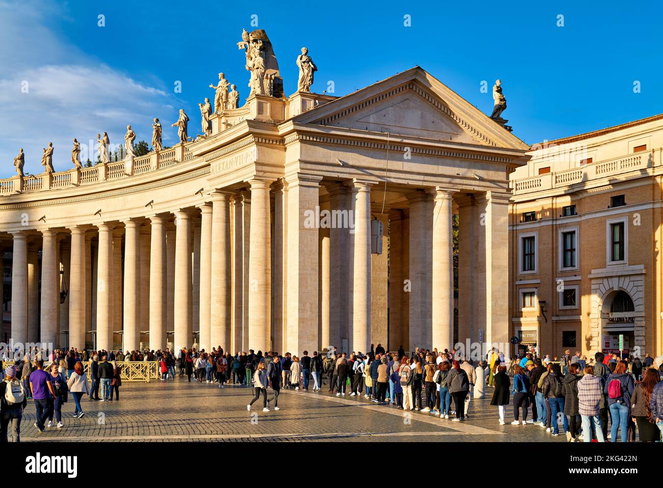 Rom Latium Italien. Touristen, die Schlange stehen, um den Petersdom auf dem Petersplatz zu betreten Stockfoto