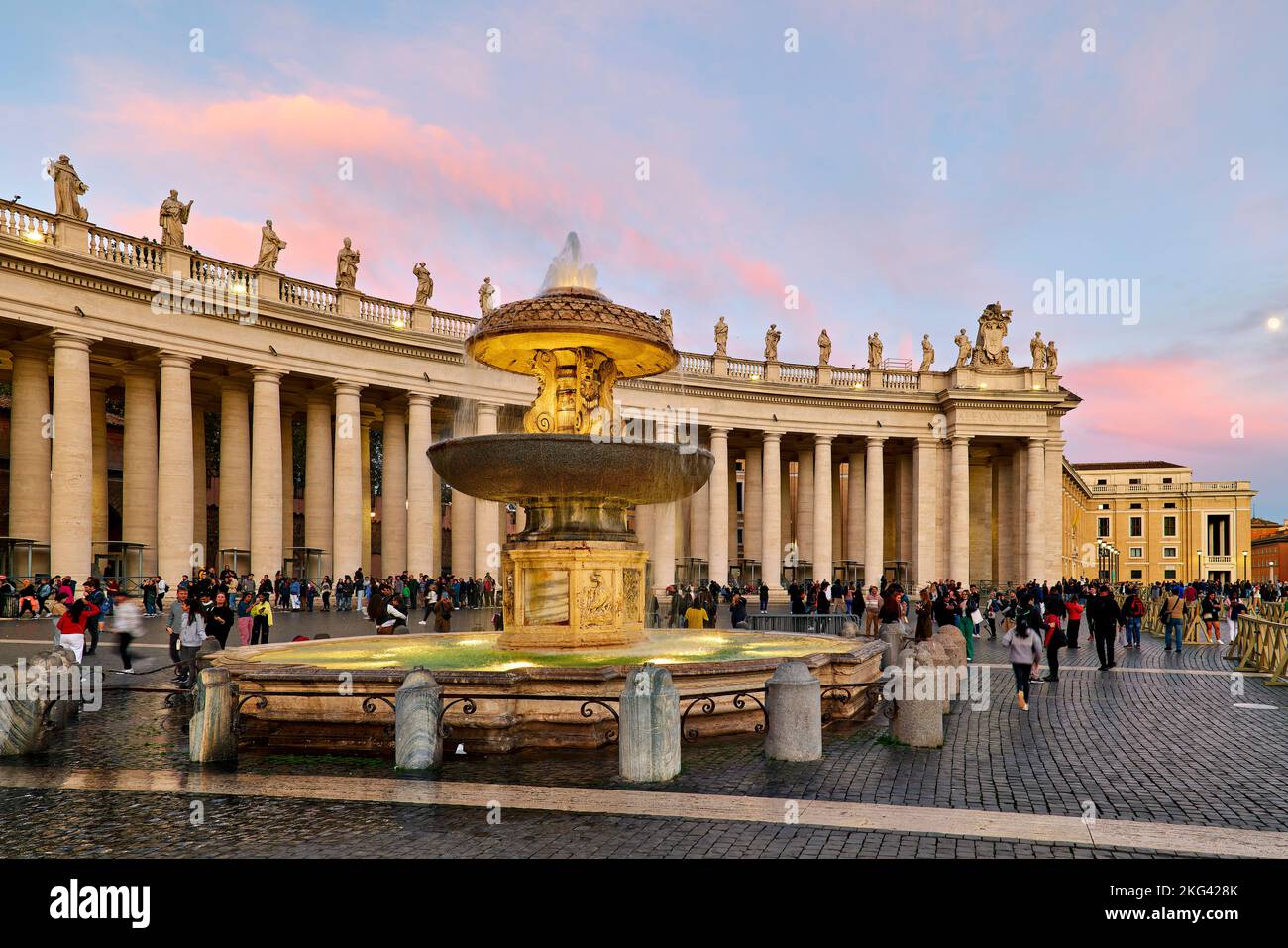 Rom Latium Italien. Petersplatz in der Abenddämmerung. Der Brunnen von Bernini Stockfoto