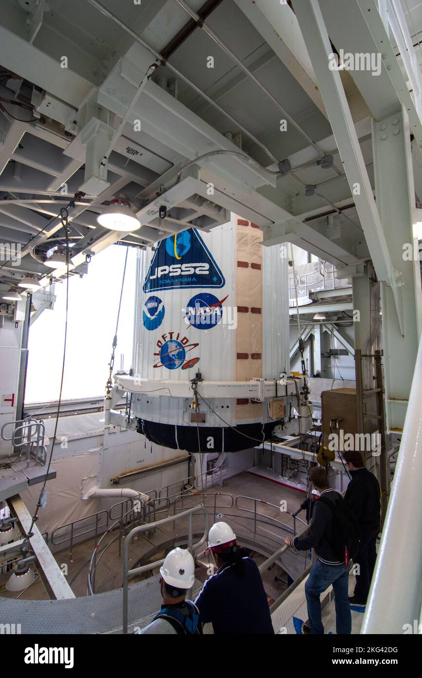 JPSS 2 Transport des Raumschiffs zum Pad und zum Heben Mate. Die Nutzlastverkleidung der United Launch Alliance ATLAS V die das Joint Polar Satellite System 2 JPSS 2 der National Oceanic and Atmospher...