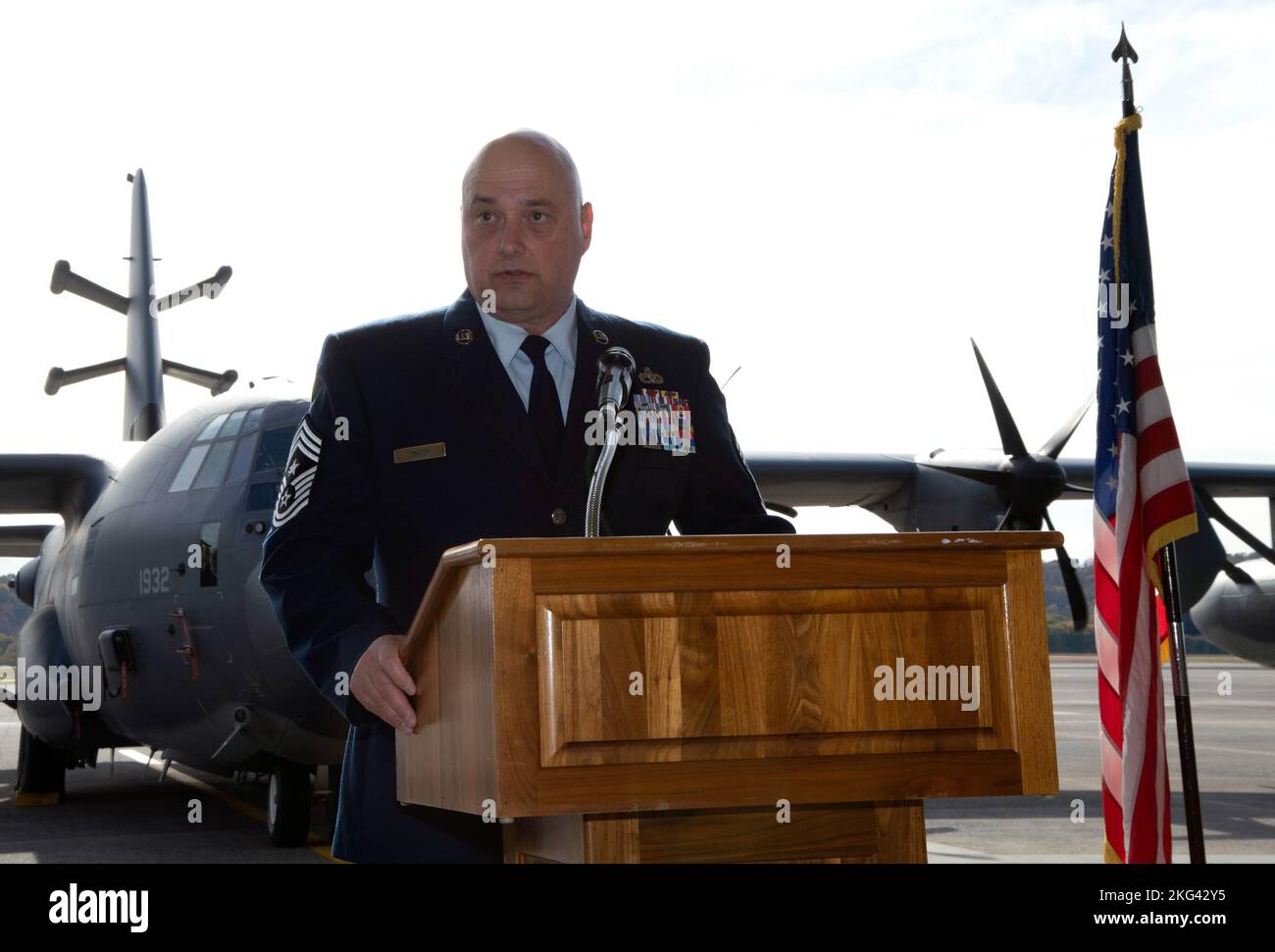 Chief Master Sgt. Robert Smith, Kommandochef des Special Operations Wing von 193., gibt den Teilnehmern während einer Zeremonie zur Übernahme von Verantwortlichkeiten am 28. Oktober 2022, Middletown, Pennsylvania, eine Stellungnahme ab. In seiner ersten Rede als Kommandochef sagte Smith, dass die Entwicklung der nächsten Generation von Führern und Kriegern eine seiner obersten Prioritäten sei. Stockfoto