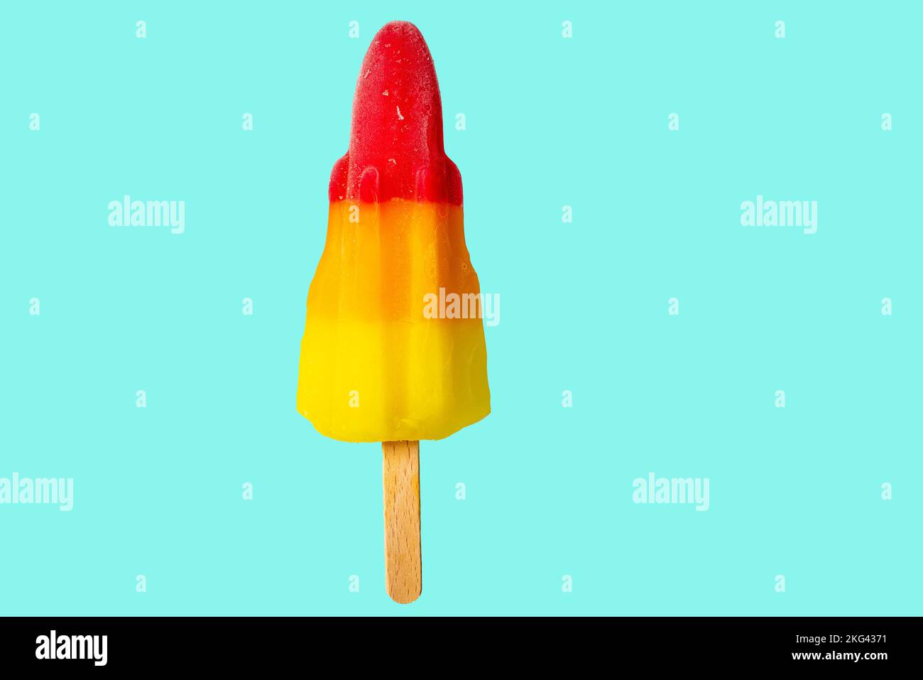 Leuchtendes farbenfrohes Foto eines roter, orangefarbener und gelber, raketenförmigen Eisstieleis mit Holzstäbchen, isoliert auf hellblauem Hintergrund mit Kopie Stockfoto