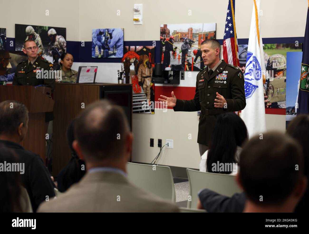 Col. Vance M. Brunner spricht bei seiner Beförderungszeremonie auf dem Aberdeen Proving Ground, Maryland, am 28. Oktober. Brunner, gebürtig aus Kailua, Hawaii, und Absolvent der University of Hawaii in Honolulu, dient als Operationsoffizier für das CBRNE Command von 20., das führende Kommando des US-Militärs für alle Gefahren. Foto der US-Armee von Marshall R. Mason Stockfoto