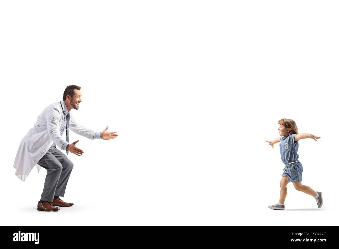 Kleines Mädchen läuft, um einen männlichen Arzt isoliert auf weißem Hintergrund zu umarmen Stockfoto