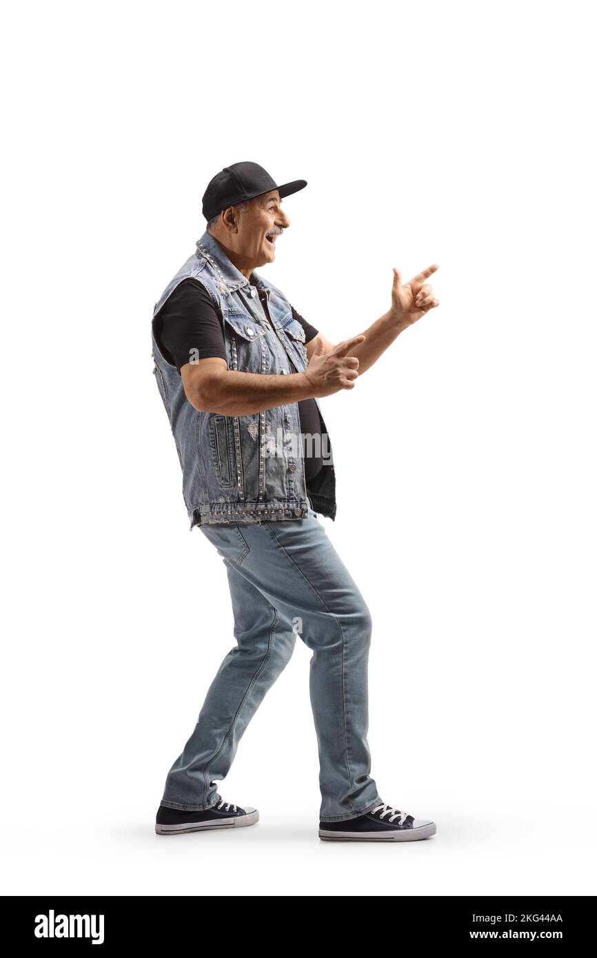 In voller Länge Profilaufnahme eines coolen reifen Mannes, der isoliert auf weißem Hintergrund tanzt Stockfoto