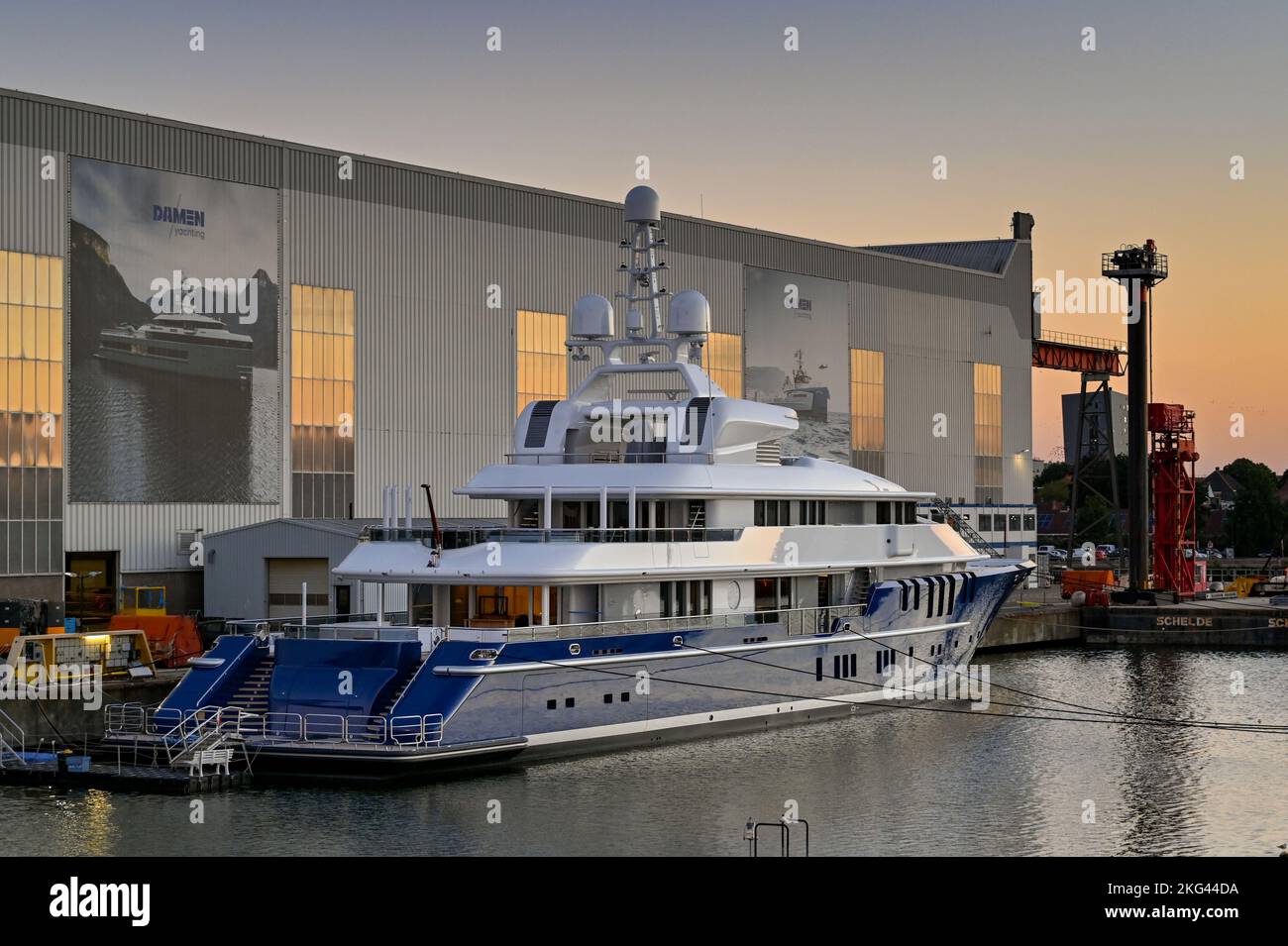 Vlissingen, Niederlande - August 2022: Neue Luxusyacht vor der Damen-Yachtfabrik bei Sonnenuntergang vor Anker Stockfoto