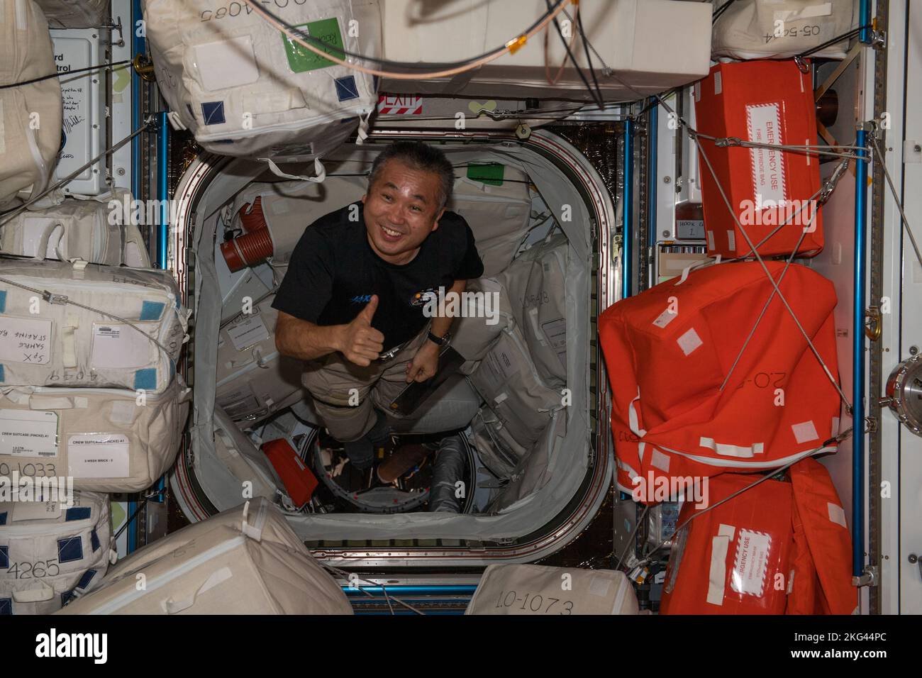 Expedition 68 Astronaut Koichi Wakata (JAXA) zeigt einen Daumen nach oben im Harmony-Modul-Dockingadapter, wo SpaceX Dragon Endeavour am 3. November 2022 an Bord der Internationalen Raumstation angedockt wird. Stockfoto