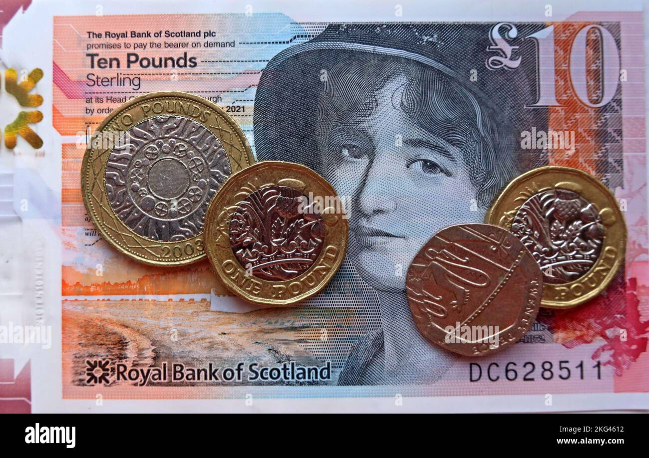 Schottische Polymernoten mit Sterling-Pfund-Münzen, die in Schottland, Großbritannien, verwendet werden - Ten-Pfund , Royal Bank of Scotland Stockfoto