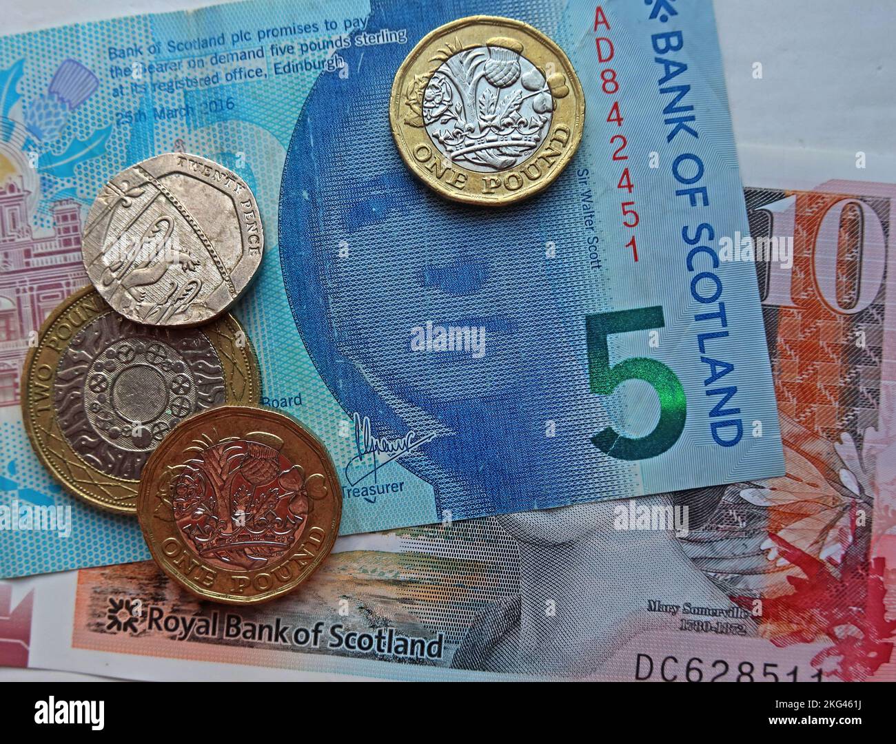 Schottische Polymernoten mit Sterling-Pfund-Münzen, die in Schottland, Großbritannien, verwendet werden - fünf Pfund, zehn Pfund BOS Bank of Scotland Stockfoto
