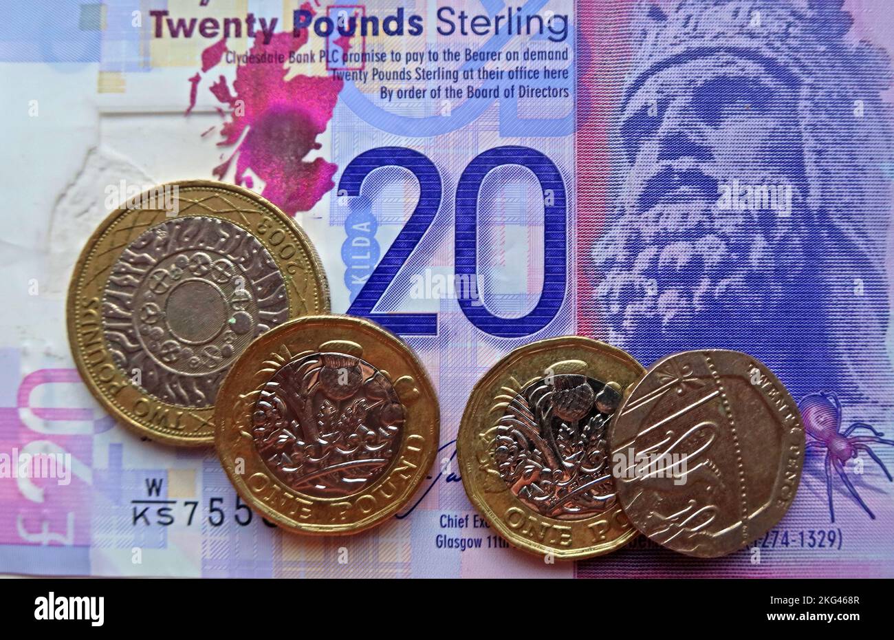 Schottische Polymernoten mit Sterling-Pfund-Münzen, in Schottland, Großbritannien - 20 Pfund Clydesdale Stockfoto