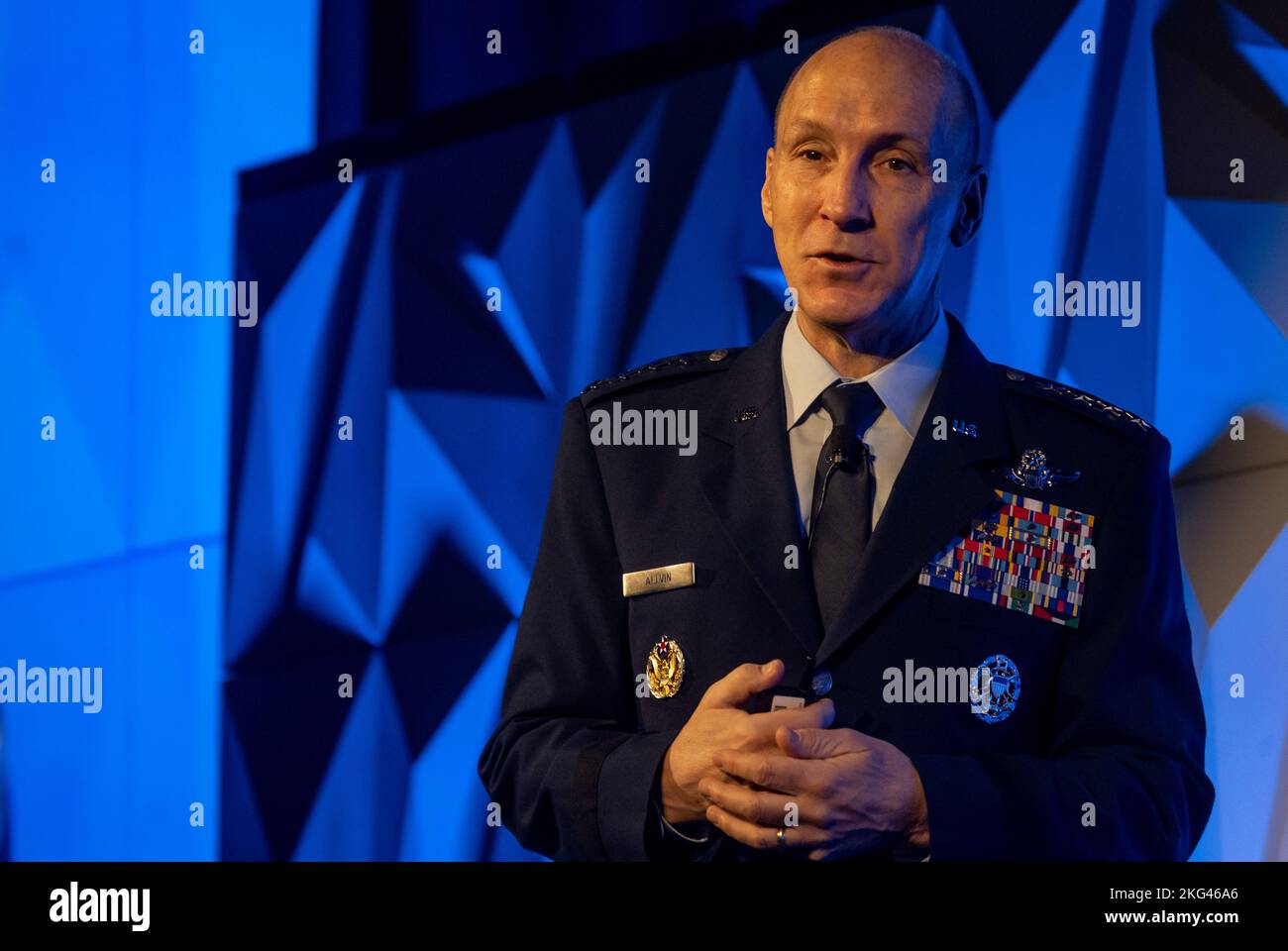 Air Force Vice Chief of Staff General David W. Allvin hält seine Keynote an Mobility Airmen, die an der Airlift/Tanker Association Conference 2022 in Denver, Colorado, am 28. Oktober 2022 teilnehmen. Das diesjährige A/TA Symposium brachte hochrangige Führungskräfte der Luftwaffe, Industriepartner, Medien, Vertreter der Partnerländer und 1.600 Luftwaffe mit Mobilitätsaktien zusammen, darunter Luftwaffe vom Air Force Special Operations Command und Air Force Education Command. Das offene Umfeld führte zu Diskussionen über Probleme und Herausforderungen, vor denen Amerika und die Air Mobility-Community im Großen und Ganzen stehen, wobei der Schwerpunkt auf dem lag Stockfoto