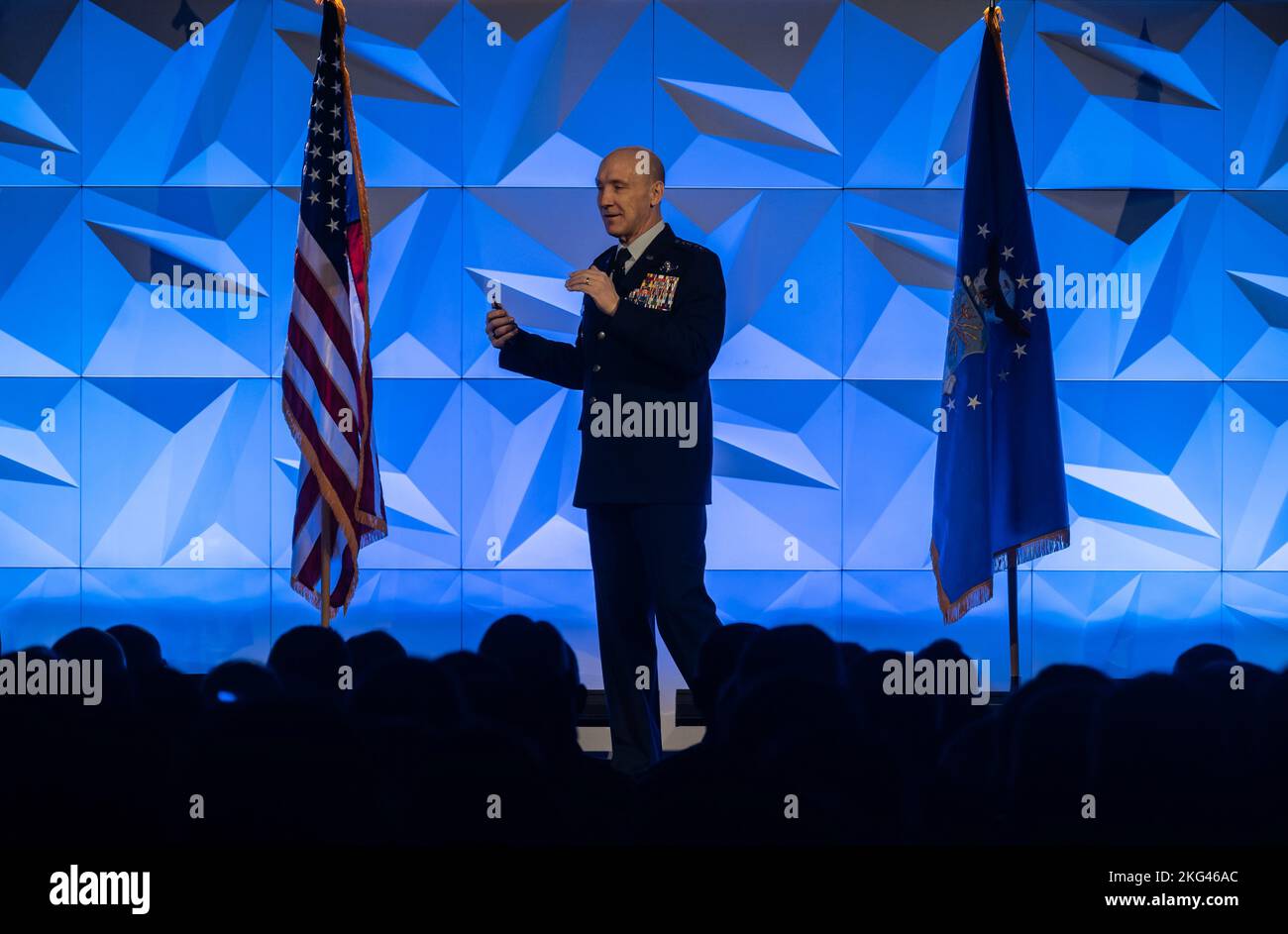 Air Force Vice Chief of Staff General David W. Allvin hält seine Keynote an Mobility Airmen, die an der Airlift/Tanker Association Conference 2022 in Denver, Colorado, am 28. Oktober 2022 teilnehmen. Das diesjährige A/TA Symposium brachte hochrangige Führungskräfte der Luftwaffe, Industriepartner, Medien, Vertreter der Partnerländer und 1.600 Luftwaffe mit Mobilitätsaktien zusammen, darunter Luftwaffe vom Air Force Special Operations Command und Air Force Education Command. Das offene Umfeld führte zu Diskussionen über Probleme und Herausforderungen, vor denen Amerika und die Air Mobility-Community im Großen und Ganzen stehen, wobei der Schwerpunkt auf dem lag Stockfoto