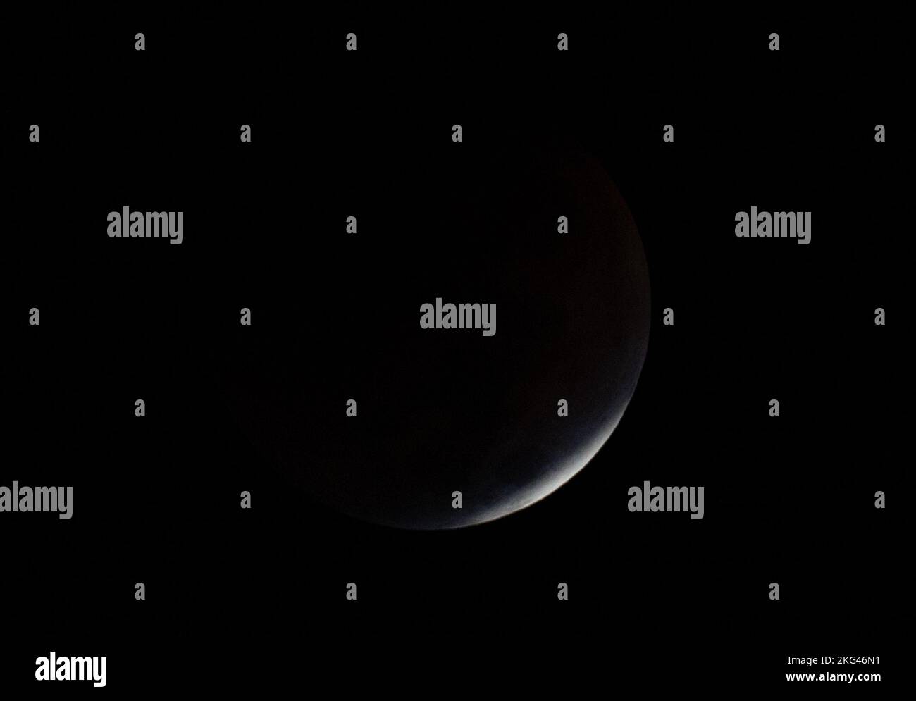 Am 8. November 2022 erlebte der Mond eine totale Mondfinsternis, die vom Kennedy Space Center aus in Florida sichtbar war. Die gesamte Mondoberfläche befand sich im Schatten der Erde und zeigte die charakteristische rote Farbe. Stockfoto