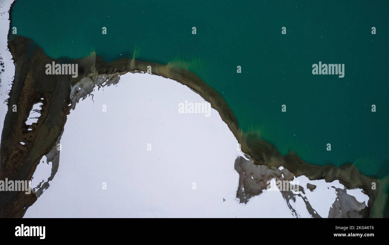 Eine Luftaufnahme des mit Schnee bedeckten Ranwu-Sees in Tibet Stockfoto