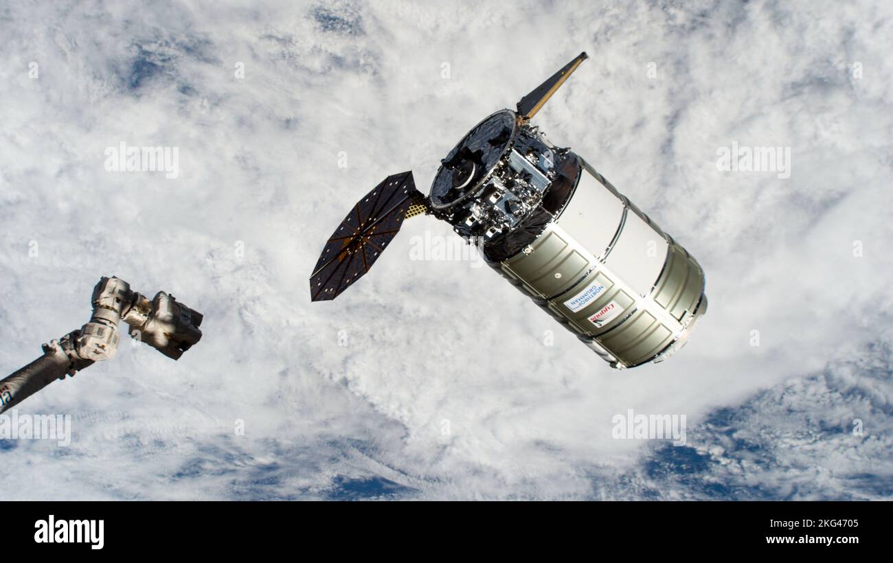 . Iss068e021252 (Nov 9, 2022) --- der Northrop Grumman Cygnus Raumfrachter wird kurz vor seinem Rendezvous mit der Internationalen Raumstation (ISS) mit dem Roboterarm Canadarm2 aufgenommen. Einer von zwei zymbalförmigen UltraFlex-Solaranlagen wurde erfolgreich eingesetzt, nachdem Cygnus nach seinem Start zwei Tage zuvor von der Wallops Flight Facility der NASA in Virginia die Umlaufbahn erreicht hatte. Die Teams von NASA und Northrop Grumman analysierten die Daten und stellten fest, dass Cygnus über genügend Kraft verfügte, um seine Reise zur Raumstation fortzusetzen. Stockfoto