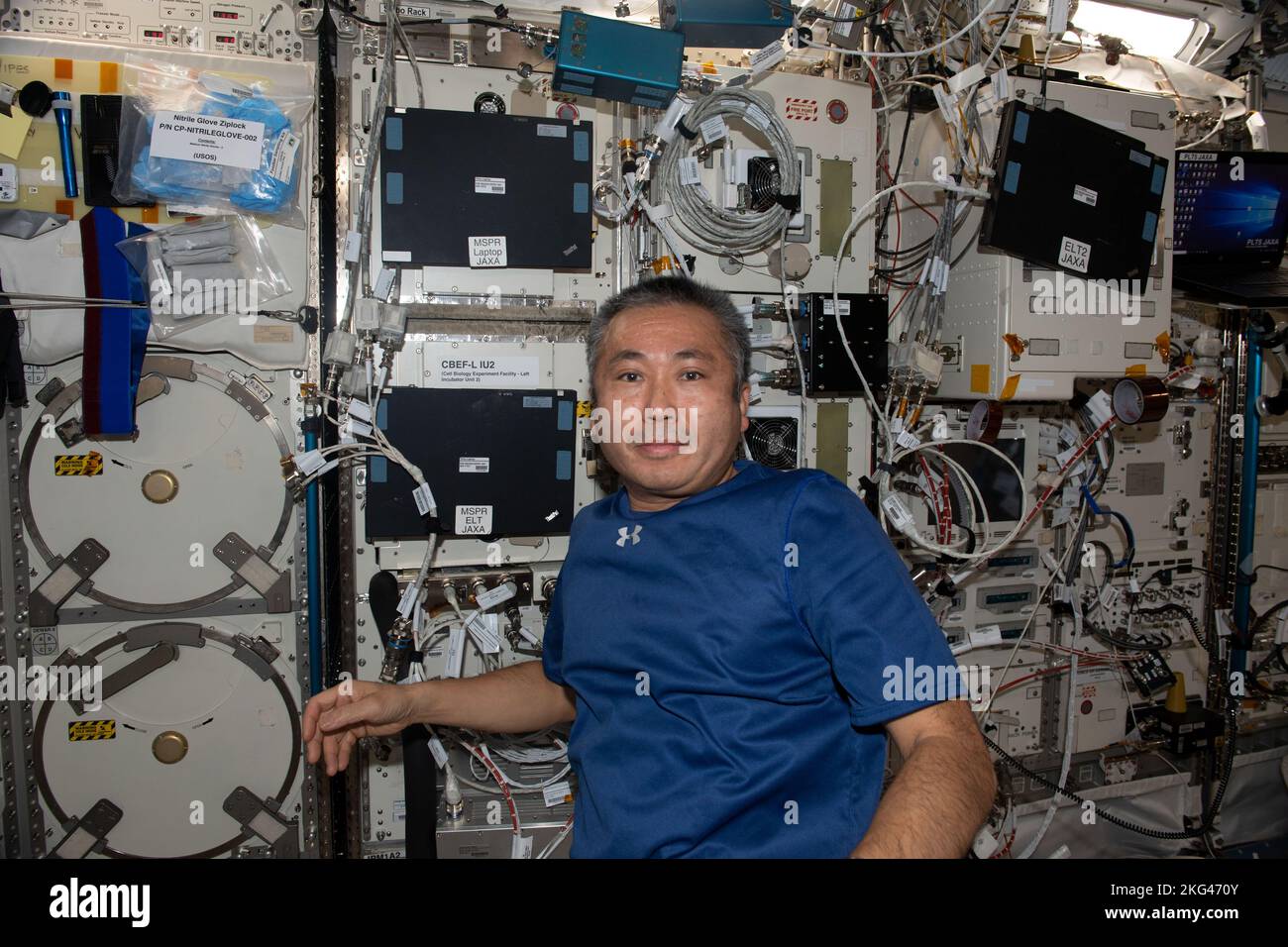 JAXA Astronaut Koichi Wakata arbeitet im Kibo-Modul der ISS, das Kabel verbindet und Sensoren an der Cell Biology Experiment Facility konfiguriert, einem Forschungsinkubator mit künstlichem Gravitationsgenerator. Stockfoto