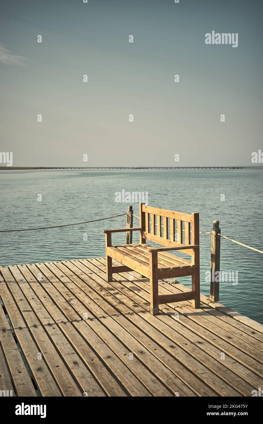 Holzbank an einem Pier, Retro-Stil Tonung angewendet. Stockfoto