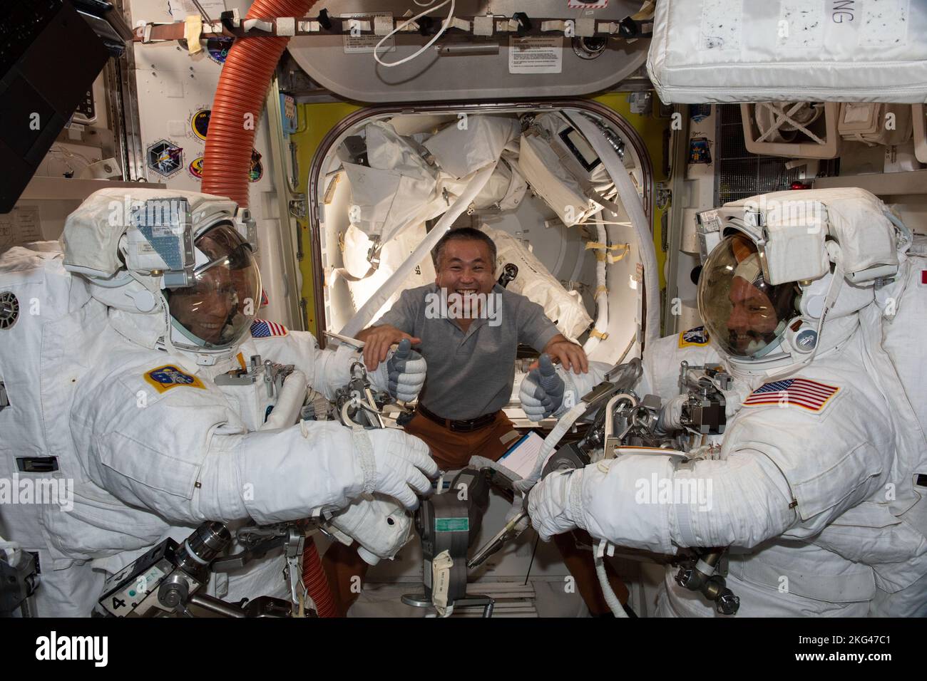 Der JAXA-Astronaut Koichi Wakata unterstützt die NASA-Astronauten Frank Rubio und Josh Cassada in EMU-Raumanzügen vor einem 7-stündigen, 11-minütigen Raumspaziergang auf der ISS, um den Steuerbord-Trakt für den Rollout von Solar-Arrays vorzubereiten. Stockfoto