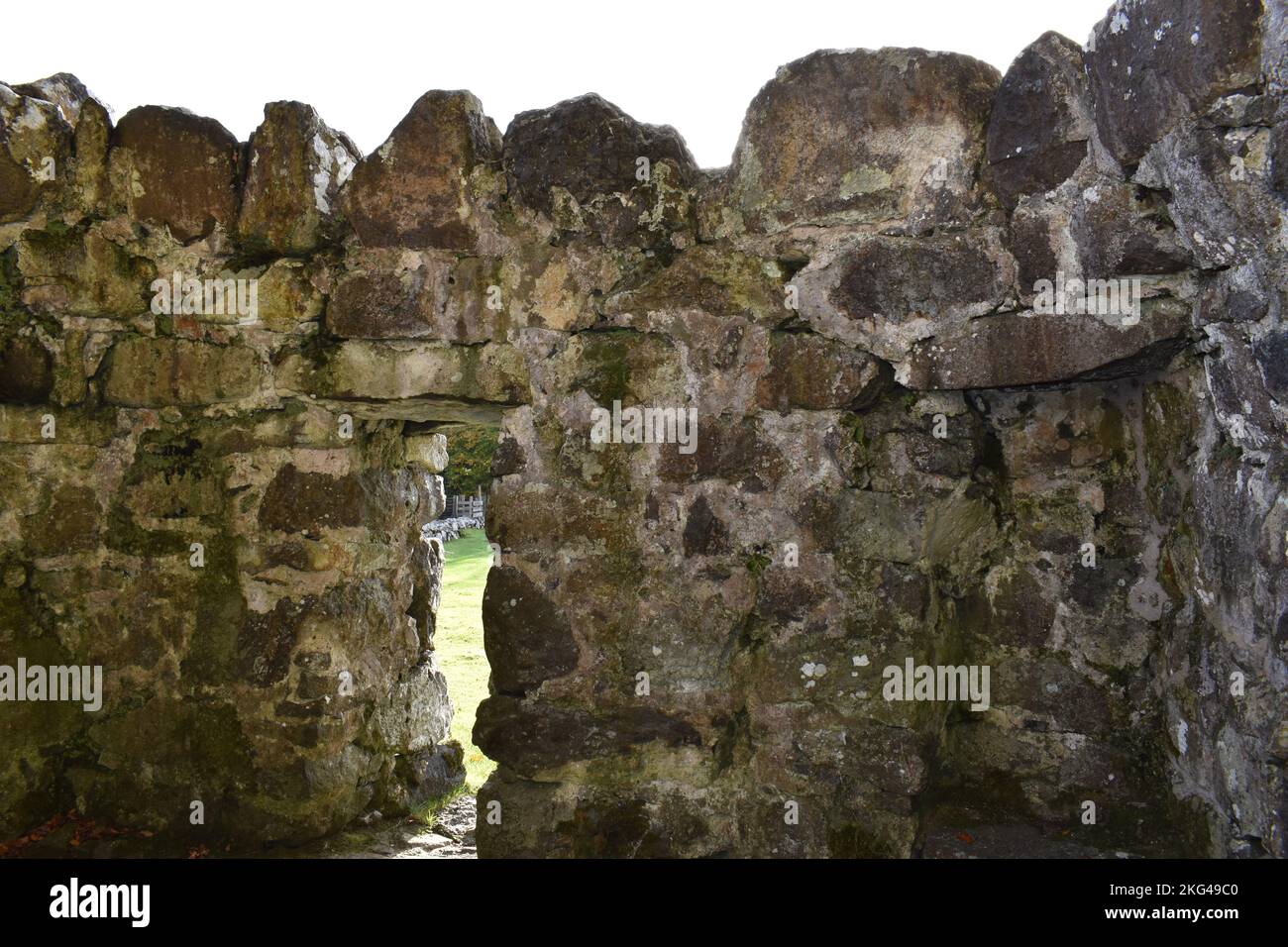 St. CyBi's Holy Brunnen, Llyn Halbinsel, North Wales - Brunnenkammer mit Blick durch den Eingang Stockfoto