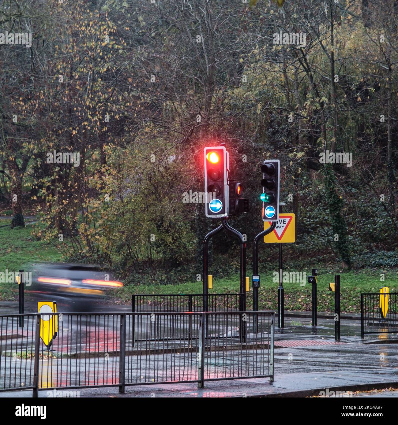 Epsom, Surrey, London, UK, November 20 2022, Speeding Car Passing durch Traffic Lights an A Road Junction in the Rain With No People Stockfoto