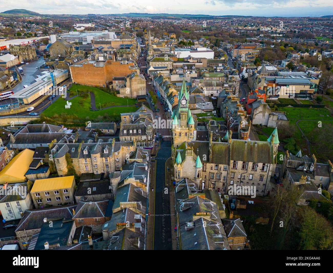 Luftaufnahme des Rathauses und der High Street im Stadtzentrum von Dunfermline, Fife, Schottland, Großbritannien Stockfoto