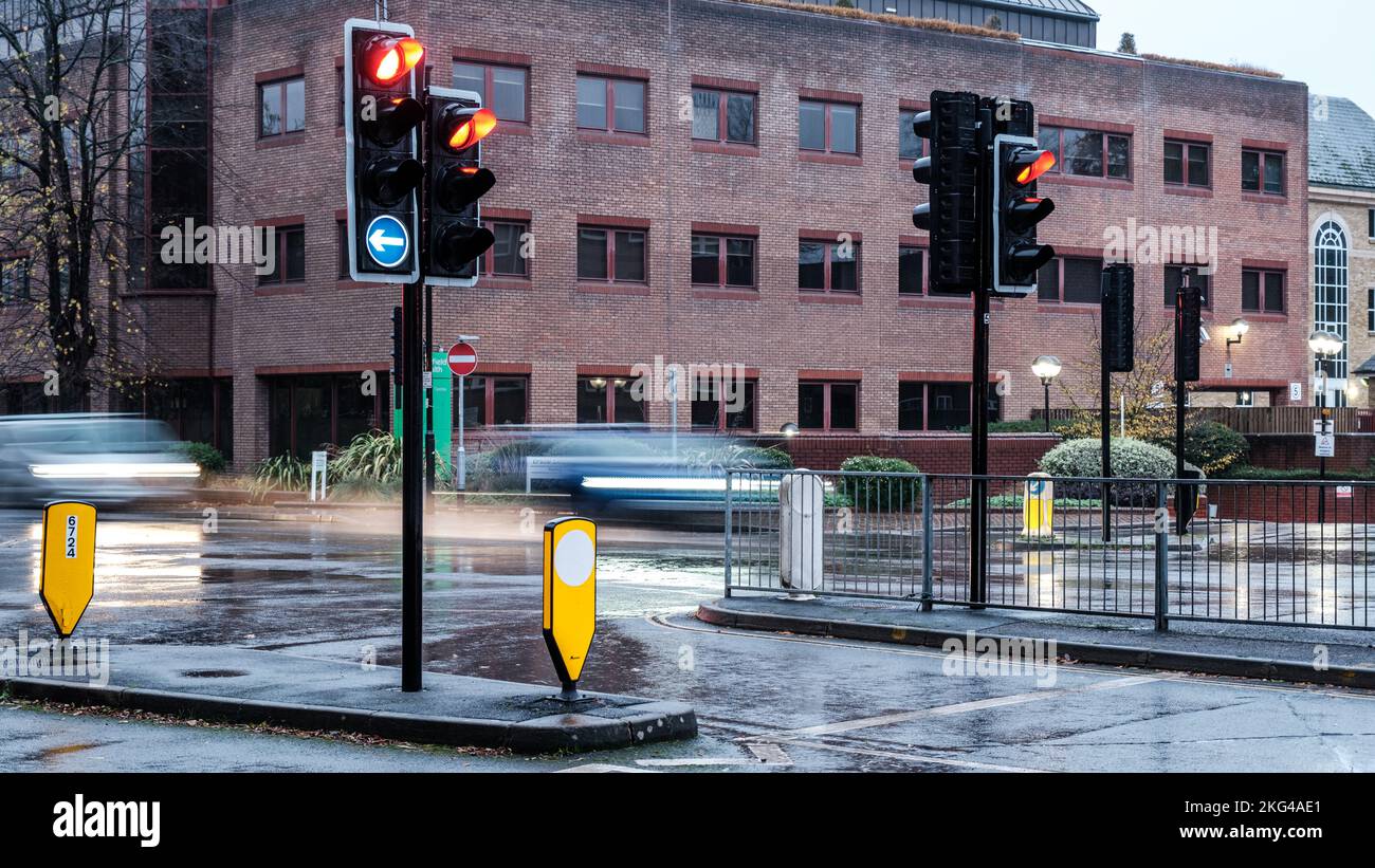Epsom, Surrey, London, Großbritannien, November 20 2022, Auto, das durch die Straßenkreuzung fährt Ampeln ohne Menschen, die einen Eindruck von Geschwindigkeit und Mo vermitteln Stockfoto